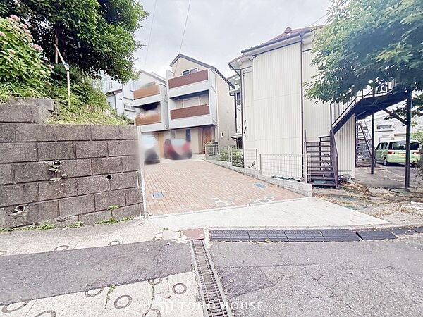 住む人を映し出す洗練された佇まいは、いつまでも輝き続けながらいつしか街の風景に溶け込んでいきます。