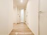 室内：上質感漂う廊下。居住者の帰り、訪れる方を優しく迎える・安らぎに満ちた生活空間を予感させる。