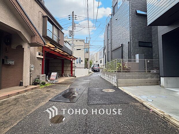 前面道路含む現地写真『快適』は「家」と「街」と「環境」が調和した時に訪れるだと改めて感じさせてくれます。