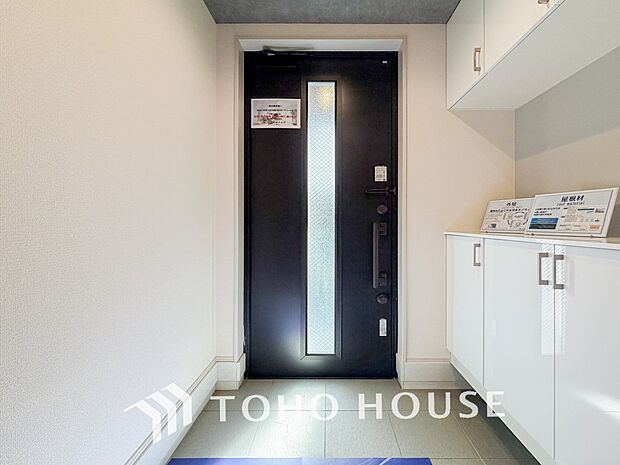 明るく開放感のある玄関。居住者の帰り、訪れる方を優しく迎えてくれます。