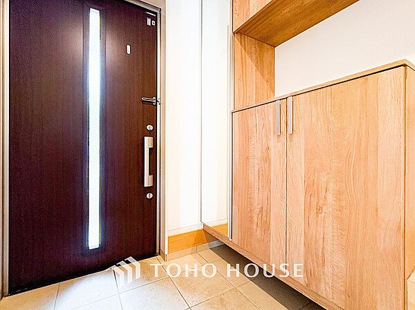 居住者の帰り、訪れる方を優しく迎えてくれる開放感のある玄関。