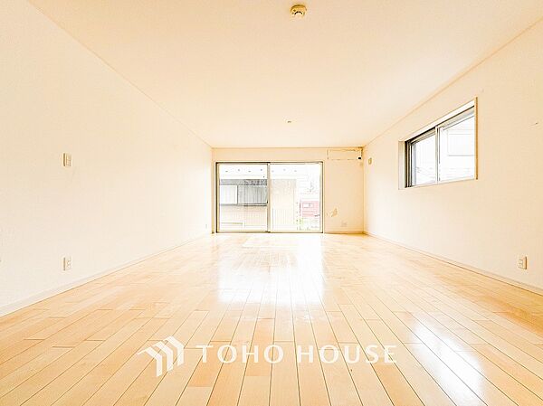 やわらかな陽射しがふりそそぎ、室内に開放感と爽快感をもたらします。