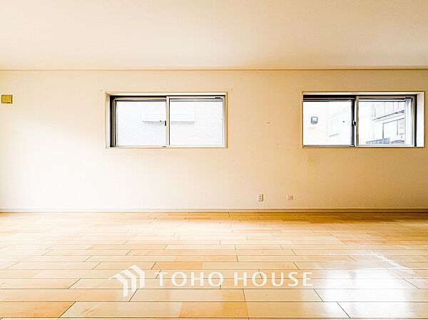 戸建てならではのリビング。落ち着いた色調のリビングは家族団欒の憩いの場所です。