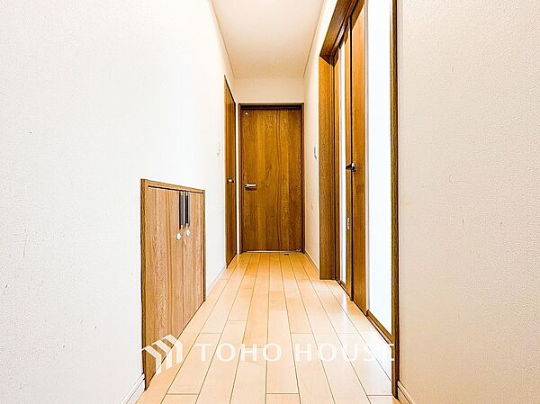 上質感漂う廊下。居住者の帰り、訪れる方を優しく迎える・安らぎに満ちた生活空間を予感させる。