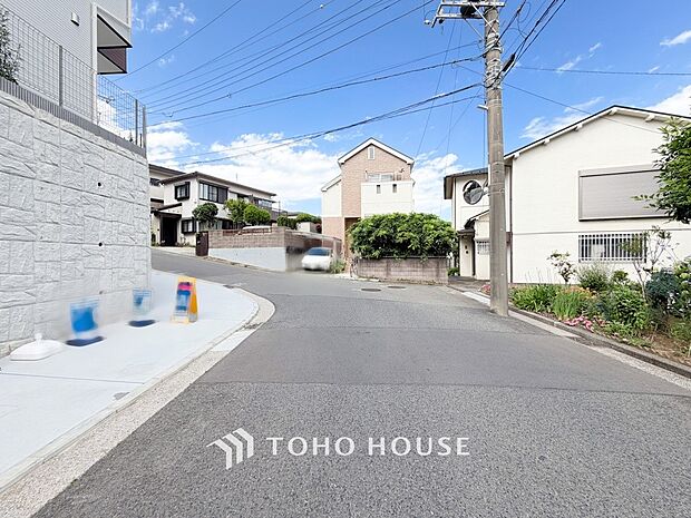 前面道路含む現地写真『快適』は「家」と「街」と「環境」が調和した時に訪れるだと改めて感じさせてくれます。