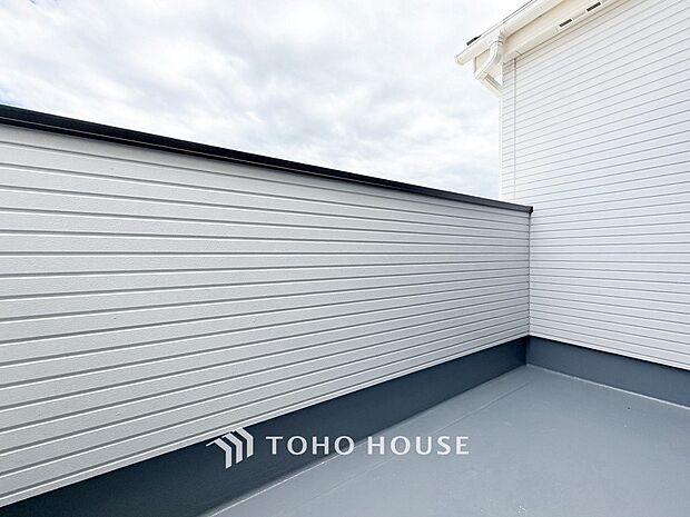 暮らしの中で光と風を演出してくれるバルコニー。