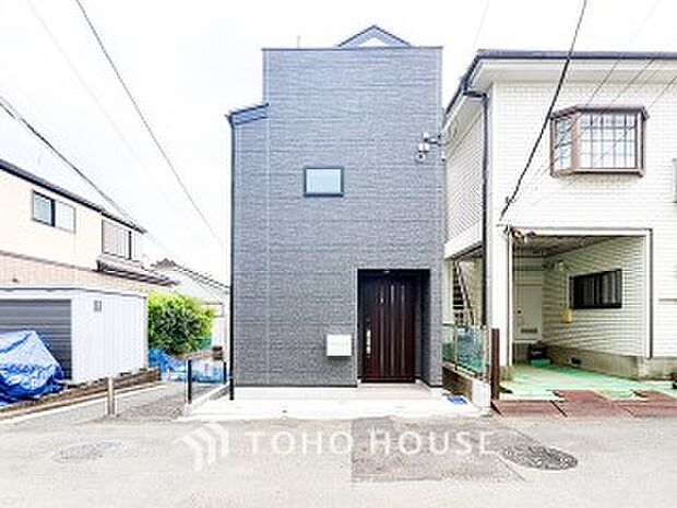 住む人や訪れる人やさしくエスコートする玄関アプローチ。