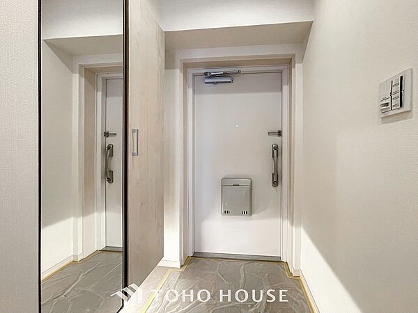 居住者の帰り、訪れる方を優しく迎えてくれる開放感のある玄関。