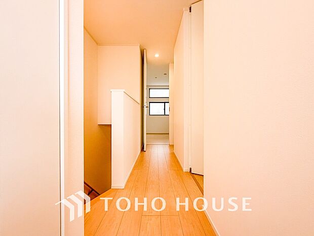 各フロアを結ぶ階段。集いの空間と一人の時間を楽しむプライベートルームをバランスよく繋いでいます。