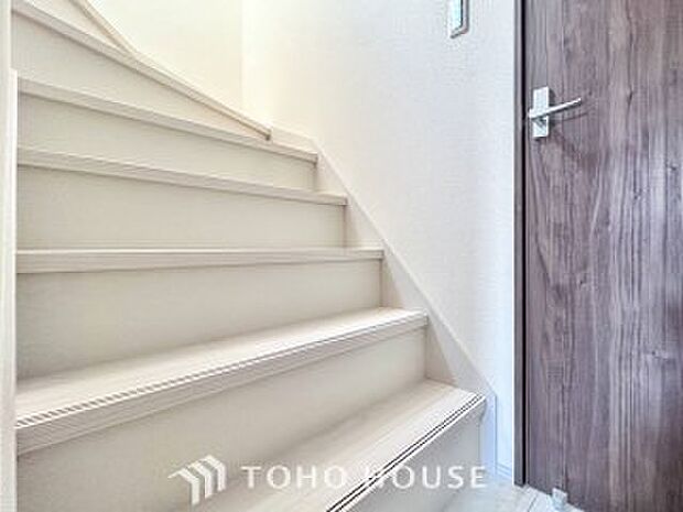 パブリックゾーンとプライベートゾーン繋ぐ階段。豊かな陽光が注ぎ込み、爽やかな住空間を演出。