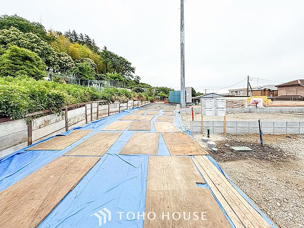 前面道路含む現地写真『快適』は「家」と「街」と「環境」が調和した時に訪れるだと改めて感じさせてくれます。