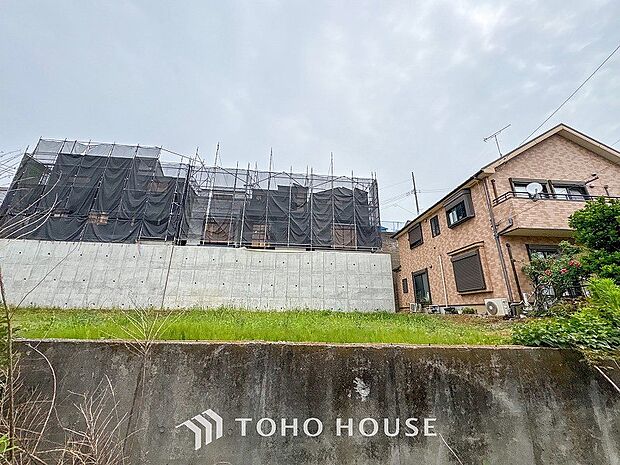 爽やかな青空の下に贅沢なほどに降り注ぐ陽光、豊かな居住性と、クオリティが見事に調和した住空間。