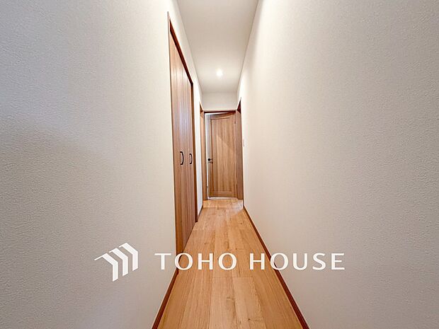 上質感漂う廊下。居住者の帰り、訪れる方を優しく迎え安らぎに満ちた生活空間を予感させます。