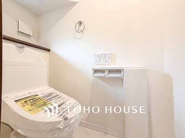 換気と明るさに配慮した清潔感溢れるトイレ。落ち着いた空間で安らぎのひとときをお過ごしいただけます。