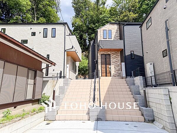 閑静な住宅街の一角、ひと時のくつろぎが生まれ、ゆっくりと愛着が育まれていきます。