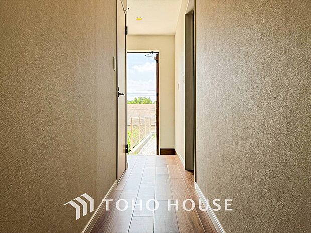 上質感漂う廊下。居住者の帰り、訪れる方を優しく迎える・安らぎに満ちた生活空間を予感させる。