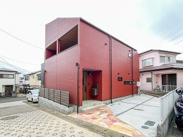 清潔感溢れる玄関がお出迎えする本邸宅の物語は、ここから始まる日常を期待させます。