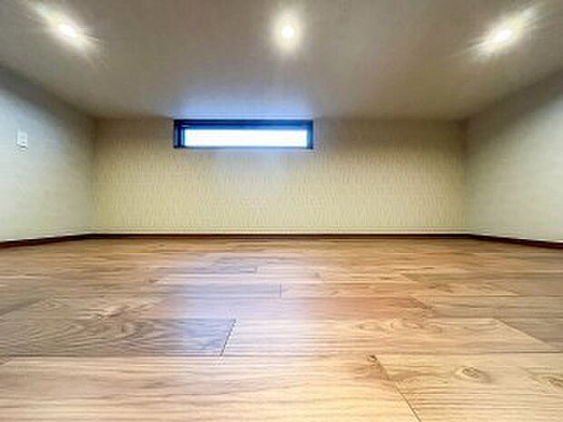 広々したロフトは多目的に使える便利な空間。
