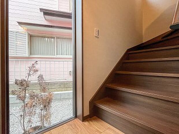パブリックゾーンとプライベートゾーン繋ぐ階段。豊かな陽光が注ぎ込み、爽やかな住空間を演出。