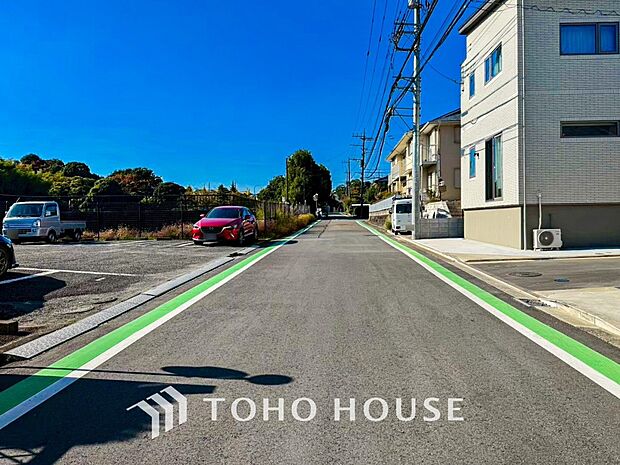 前面道路含む現地写真『快適』は「家」と「街」と「環境」が調和した時に訪れるだと改めて感じさせてくれます。