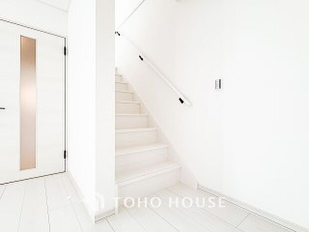 パブリックゾーンとプライベートゾーン繋ぐ階段。豊かな陽光が注ぎ込み、爽やかな住空間を演出。