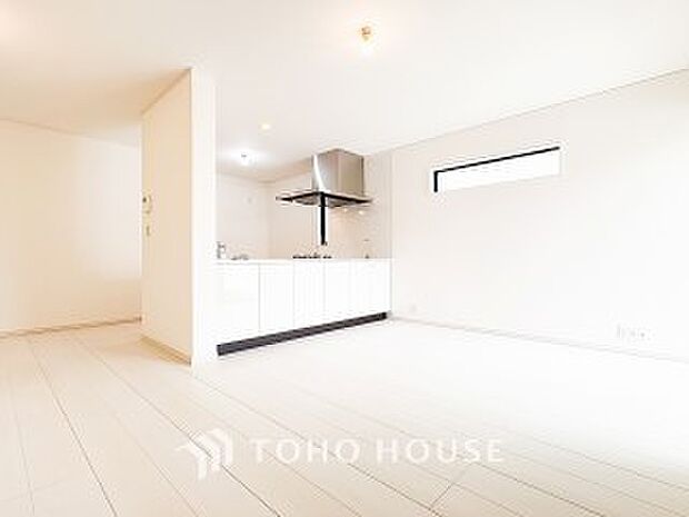 光と風があふれる開放的なリビングダイニングには自然と家族みんなが集まってきます。