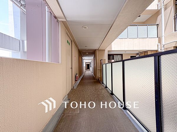 開放的で明るい共用廊下。清潔感があり、行き届いた管理体制がうかがえます。