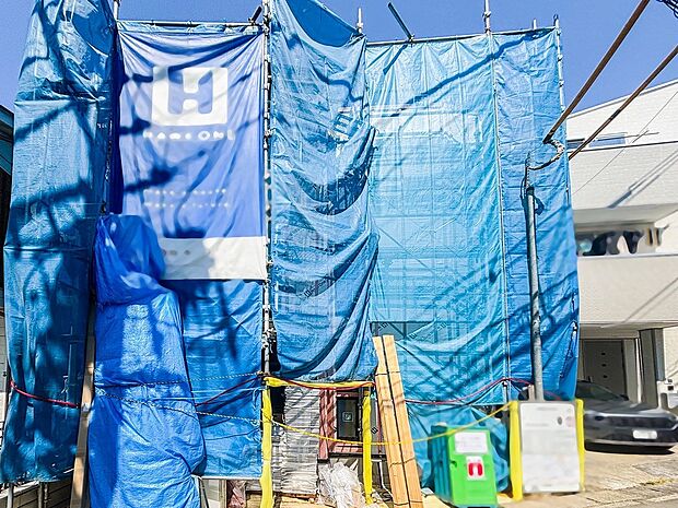 住む人を映し出す洗練された佇まいは、いつまでも輝き続けながらいつしか街の風景に溶け込んでいきます。