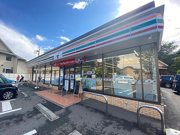 24時間営業。お弁当やお惣菜、パンなどをはじめ、生活用品、お酒、たばこなども取り揃えています。