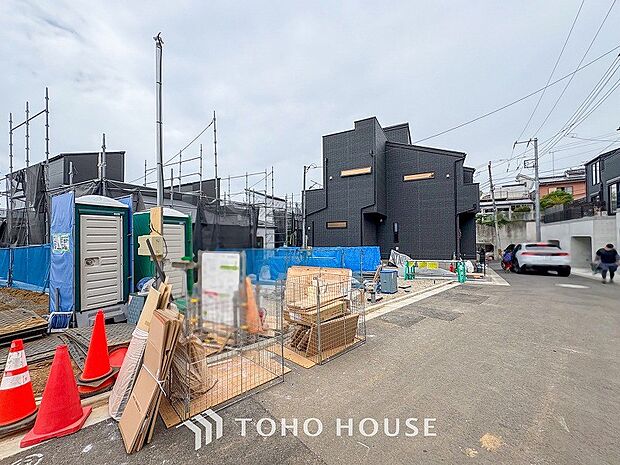前面道路含む現地写真『快適』は「家」と「街」と「環境」が調和した時に訪れるだと改めて感じさせてくれます。