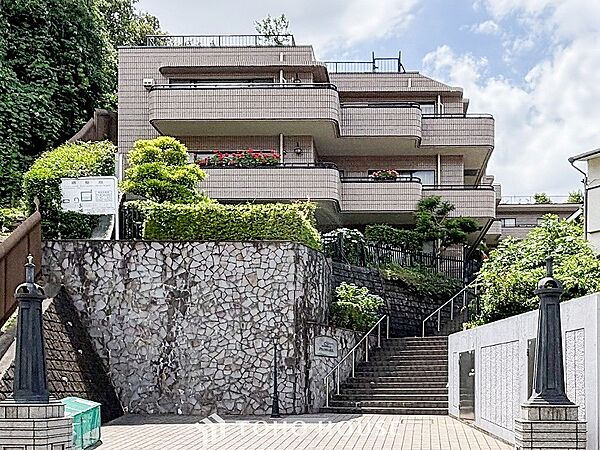 前面道路含む現地写真『快適』は「家」と「街」と「環境」が調和した時に訪れるだと改めて感じさせてくれます。