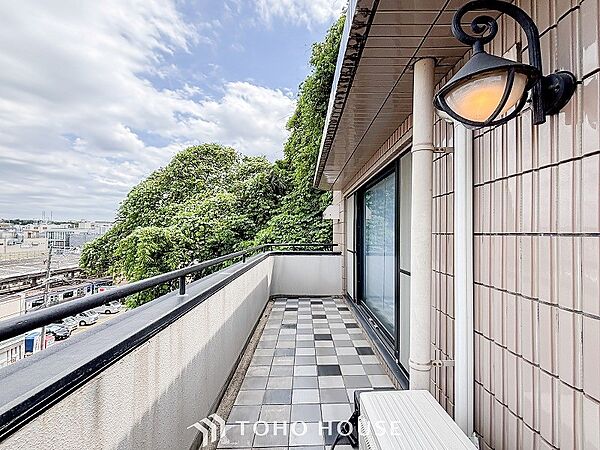 暮らしの中で光と風を演出してくれるバルコニー。