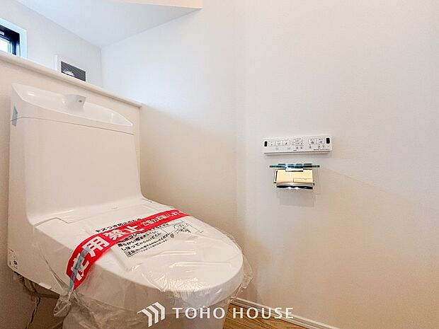 換気と明るさに配慮した清潔感溢れるトイレ。落ち着いた空間で安らぎのひとときをお過ごしいただけます。