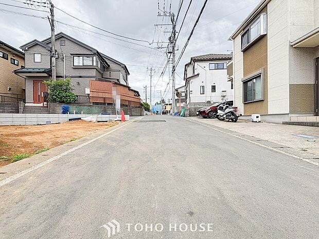前面道路含む現地写真『快適』は「家」と「街」と「環境」が調和した時に訪れるだと改めて感じさせてくれます。