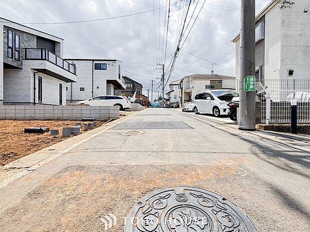 前面道路含む現地写真『快適』は「家」と「街」と「環境」が調和した時に訪れるだと改めて感じさせてくれます。