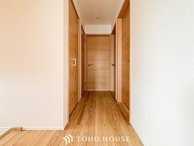上質感漂う廊下。居住者の帰り、訪れる方を優しく迎え安らぎに満ちた生活空間を予感させます。