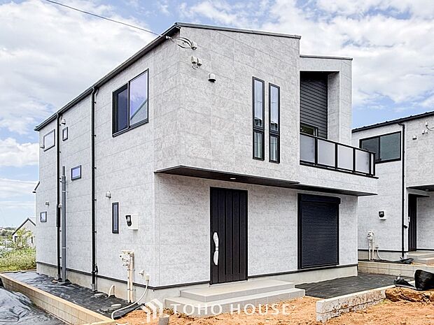 住む人や訪れる人やさしくエスコートする玄関アプローチ。
