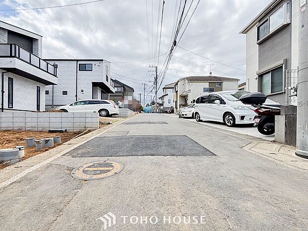 前面道路含む現地写真『快適』は「家」と「街」と「環境」が調和した時に訪れるだと改めて感じさせてくれます。