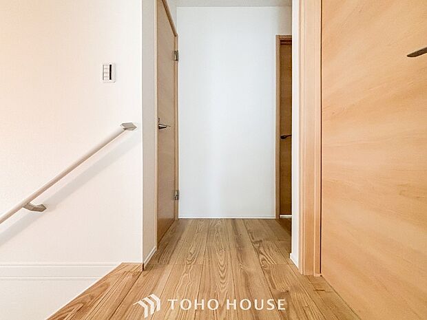 上質感漂う廊下。居住者の帰り、訪れる方を優しく迎え安らぎに満ちた生活空間を予感させます。