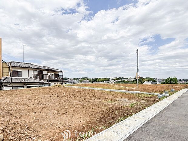 閑静な住宅街の陽当りに恵まれた土地。たくさんの想いが美しいカタチに彩られます。