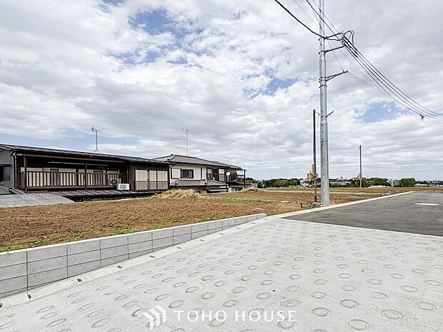 前面道路含む現地写真『快適』は「家」と「街」と「環境」が調和した時に訪れるだと改めて感じさせてくれます。