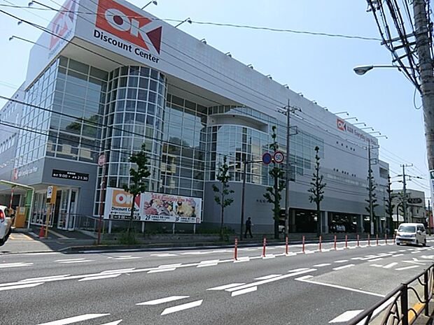駐車場57台完備。関東圏を中心にお手ごろでコスパの良い商品を取り扱うと話題のお店です。