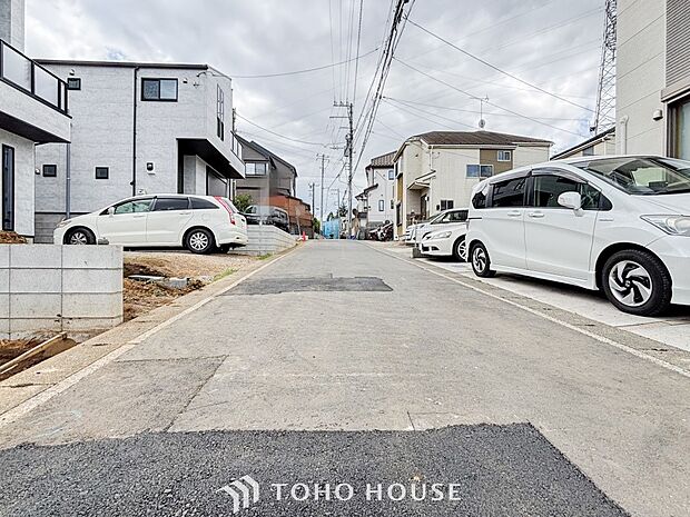 前面道路含む現地写真『快適』は「家」と「街」と「環境」が調和した時に訪れるだと改めて感じさせてくれます。