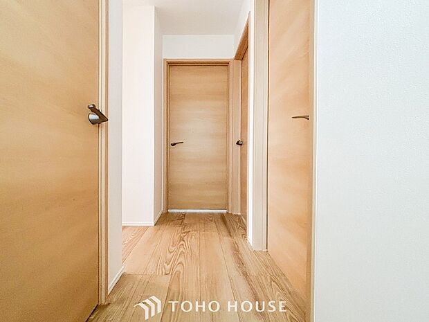 上質感漂う廊下。居住者の帰り、訪れる方を優しく迎え安らぎに満ちた生活空間を予感させます。