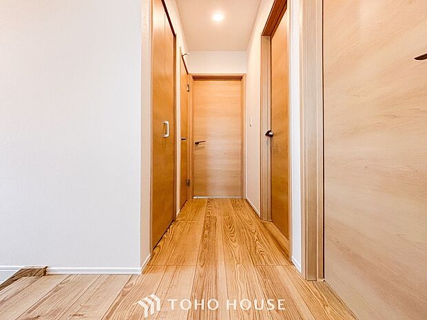 上質感漂う廊下。居住者の帰り、訪れる方を優しく迎え安らぎに満ちた生活空間を予感させます。