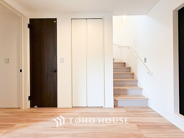 上質感漂う廊下。居住者の帰り、訪れる方を優しく迎え安らぎに満ちた生活空間を予感させます。