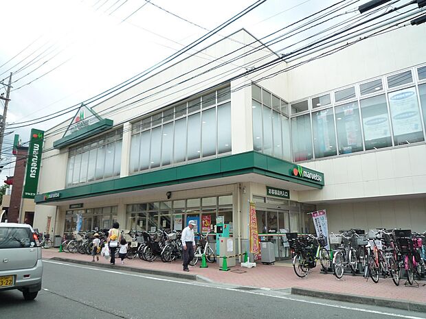 新鮮な食料品がそろいます。夜遅くまで開いているので、帰宅が遅くなっても利用できて嬉しいですね。