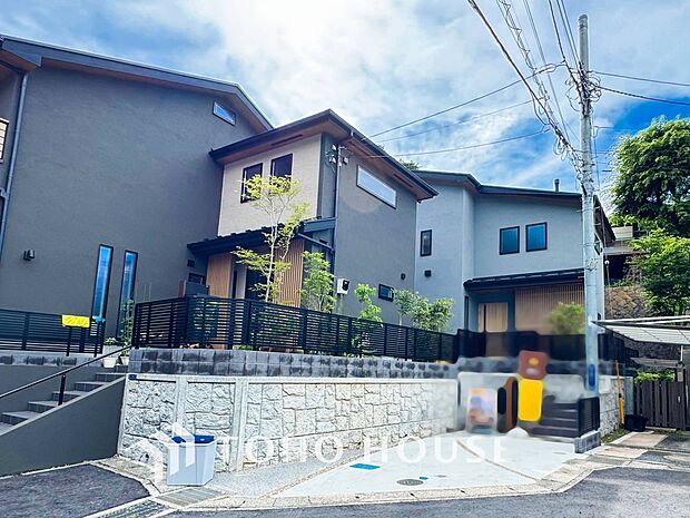 住む人を映し出す洗練された佇まいは、いつまでも輝き続けながらいつしか街の風景に溶け込んでいきます。