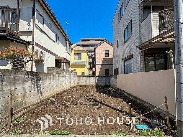 閑静な住宅街の一角、ひと時のくつろぎが生まれ、ゆっくりと愛着が育まれていきます。