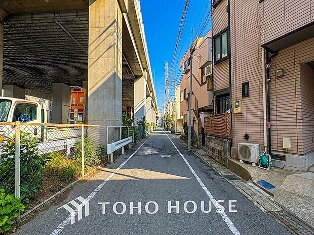 前面道路含む現地写真『快適』は「家」と「街」と「環境」が調和した時に訪れるだと改めて感じさせてくれます。
